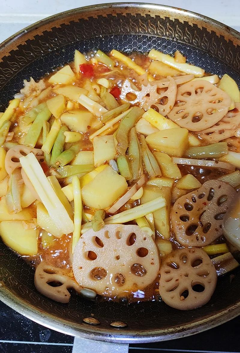 家常铸铁锅乱炖里的土豆胡萝卜莲藕块