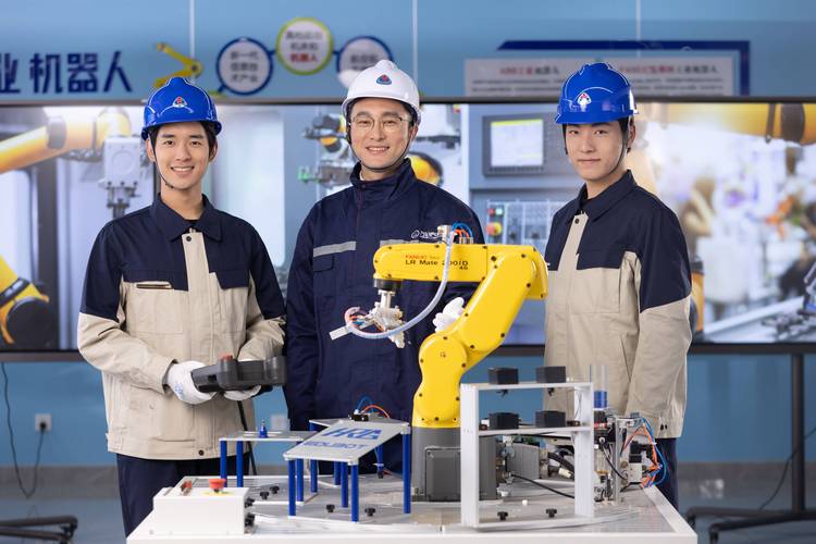 老技师与年轻工程师共同调试机械臂