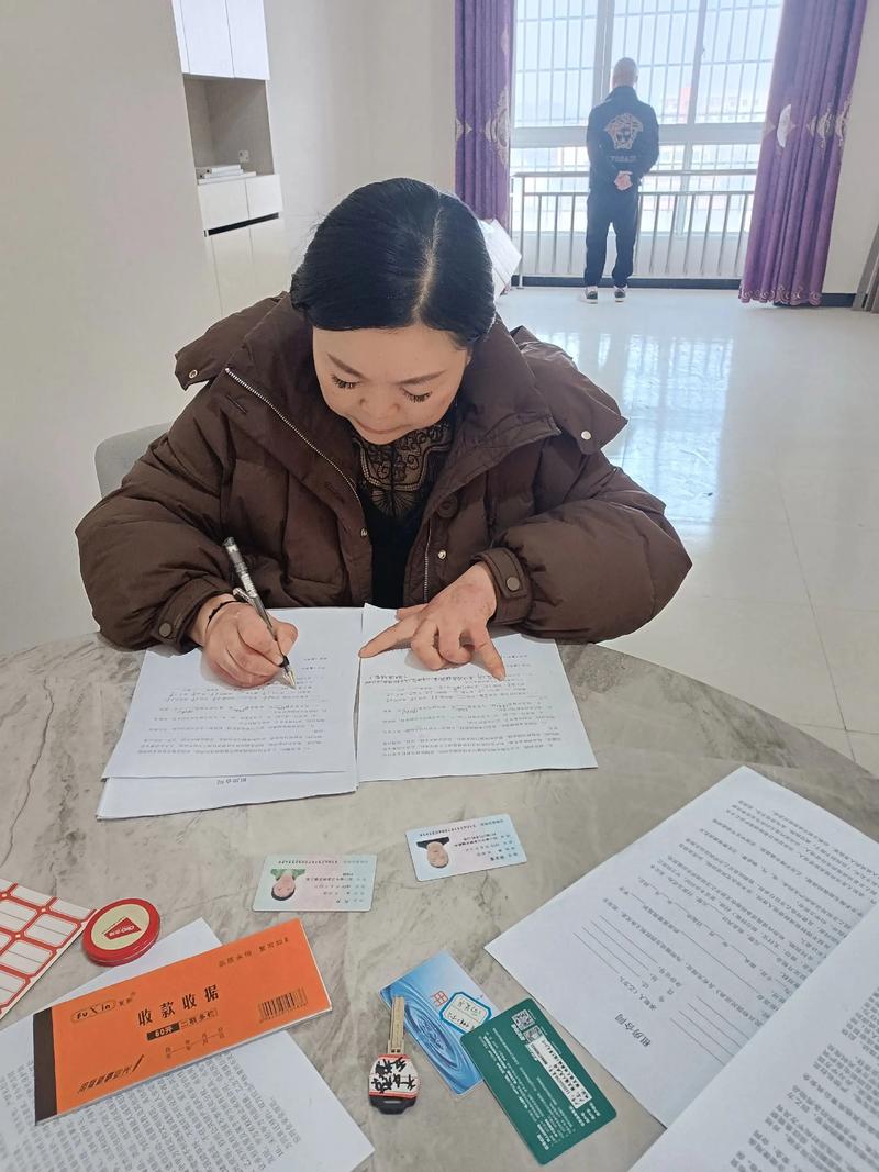 民间房产抵押协商签字场景