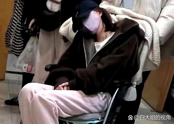 主播凌晨下播瘫坐椅子上憔悴