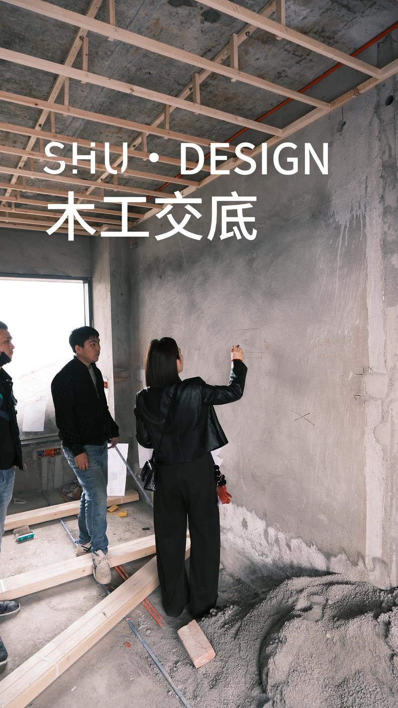 装修设计师现场给工人技术交底实拍