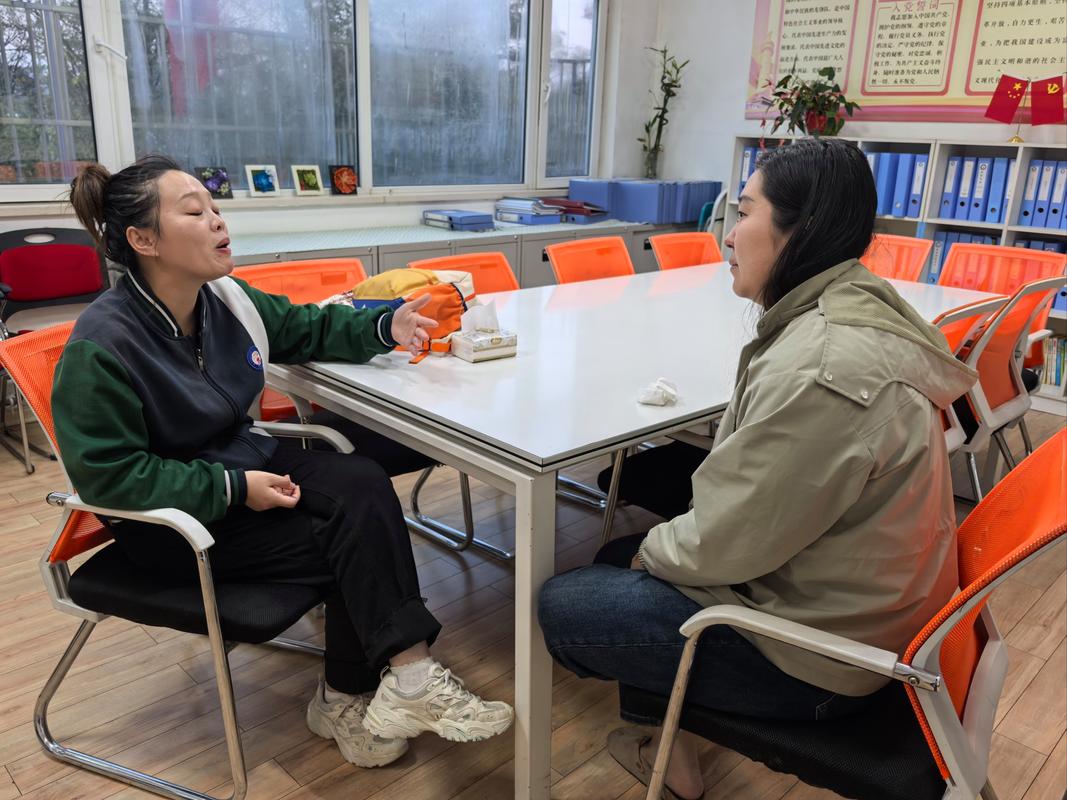 老师与家长在教室走廊单独交流
