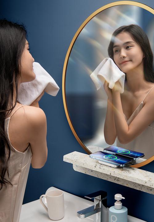 家用洗手台镜子前女生手摸眼袋素颜照
