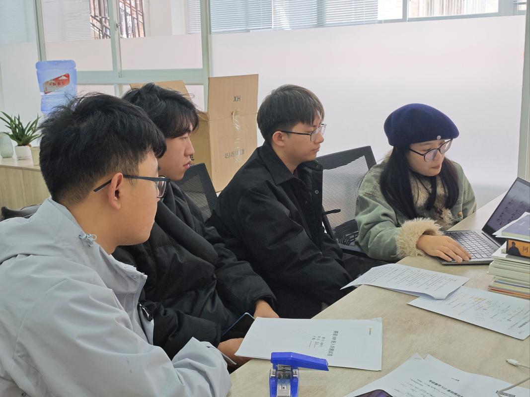 大学会议室保研面试场景长桌多位教授