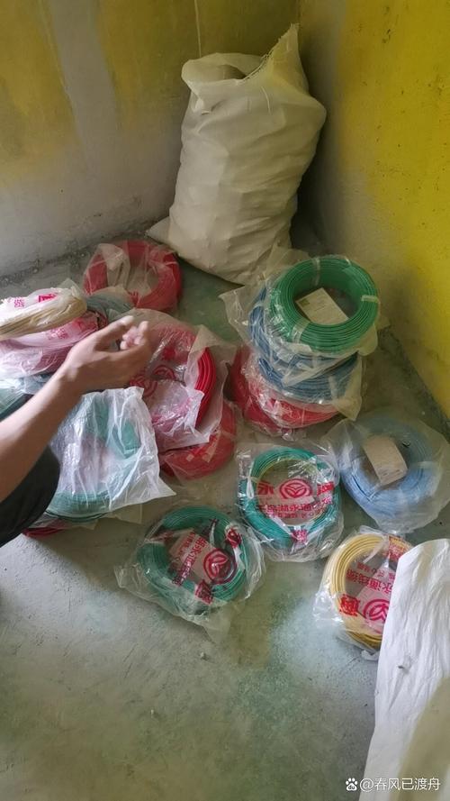 装修工地现场对照合同核对进场的电线材料