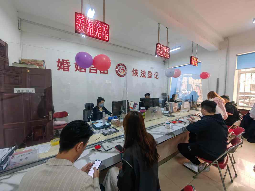 婚姻登记处工作人员审核结婚材料场景