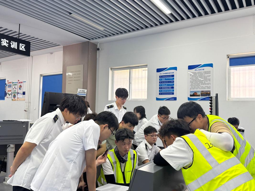 职业学校学生参与企业真实项目实训现场