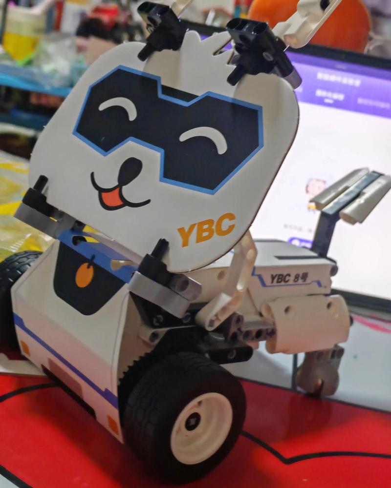 亲子共同组装工业机器人模型