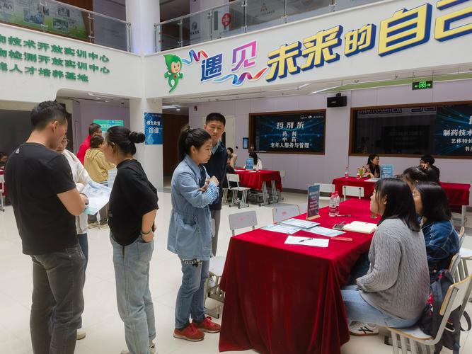 2024年杭州初中校园开放日家长挤在招生咨询台现场实拍