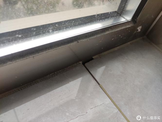 老化开裂脱落的阳台瓷砖美缝实拍图