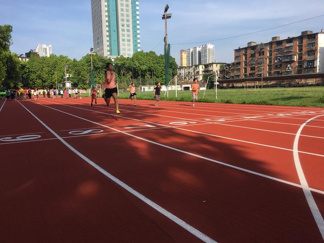 学校操场体质健康测试现场,学生排队测50米跑