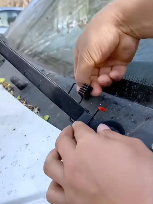 手动测试汽车雨刮臂弹簧弹力实操图