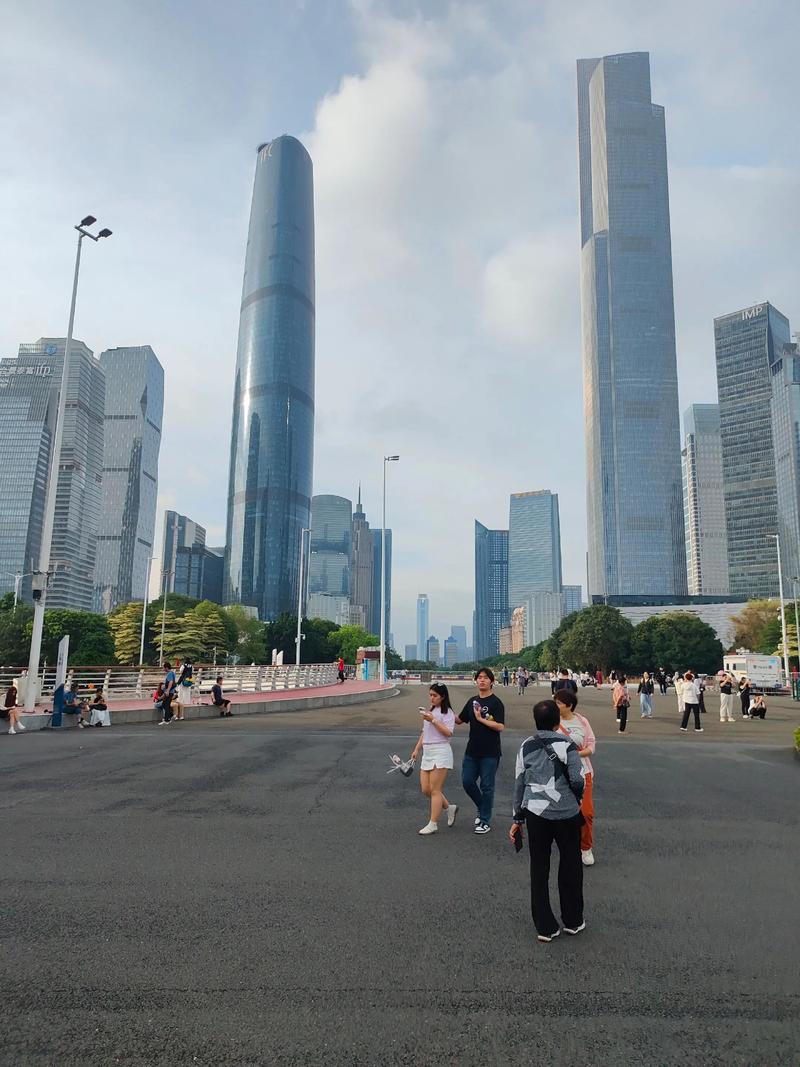 路线三:广州花城广场—中轴线上的对称秩序
