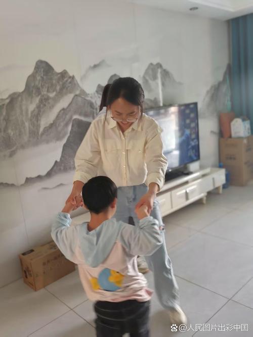 农村残疾儿童母亲在家学习康复手法送教上门
