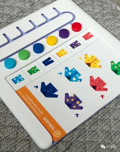 孩子专注排列彩色积木 逻辑敏感期