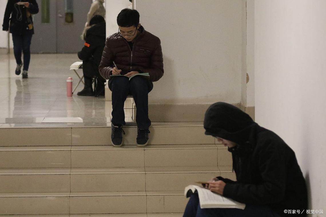 专升本考生宿舍走廊背书场景