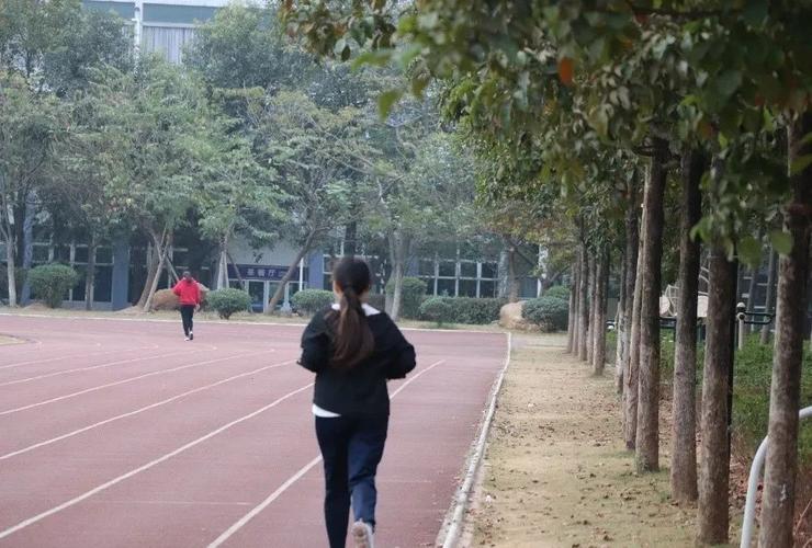 高中生晚自习后独自在操场跑步减压