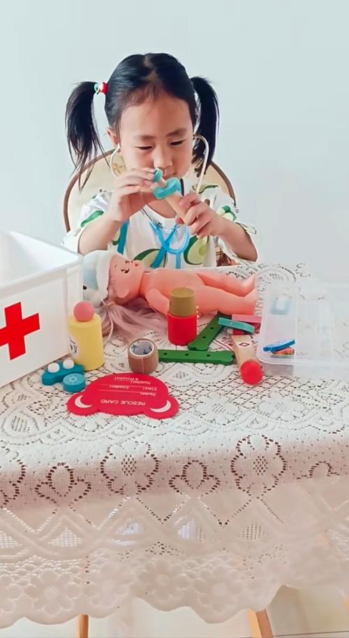 家长与孩子在家玩医生扮演游戏用玩具听诊器