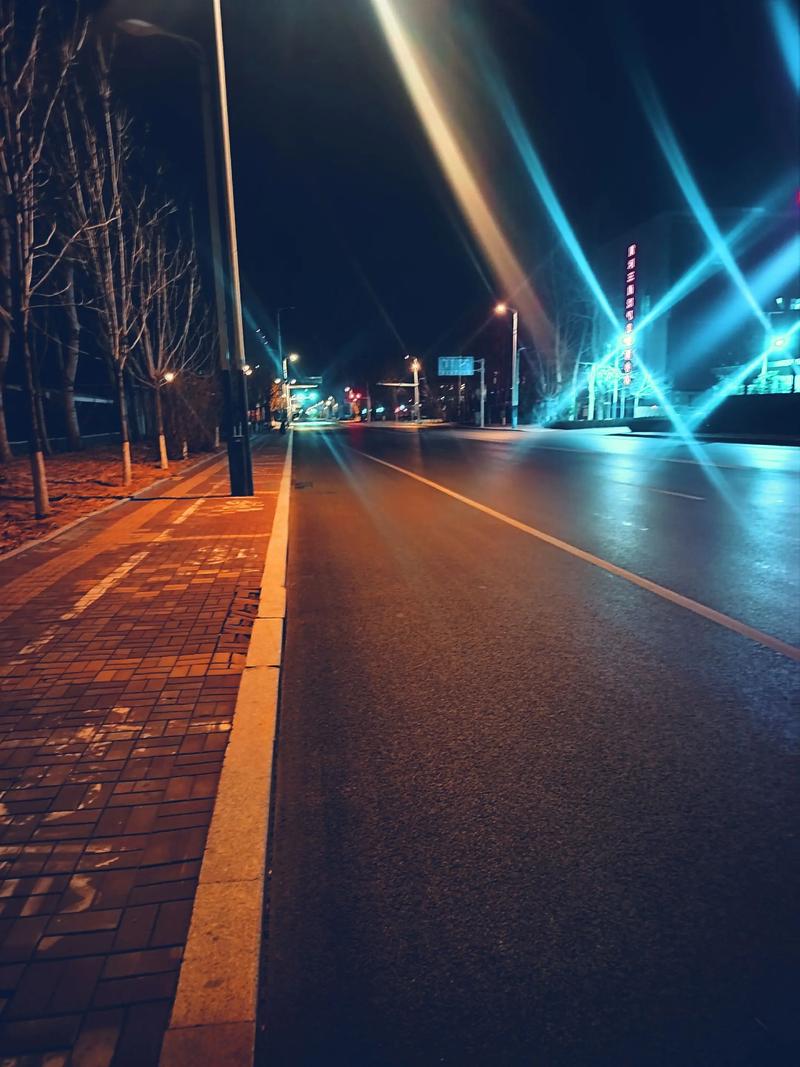 城市傍晚街景,一个人沿着石板路缓缓前行,路灯初亮,氛围宁静