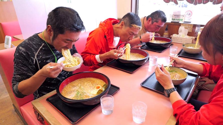 餐桌礼仪：吃饭时到底能不能吧唧嘴？-我问答网