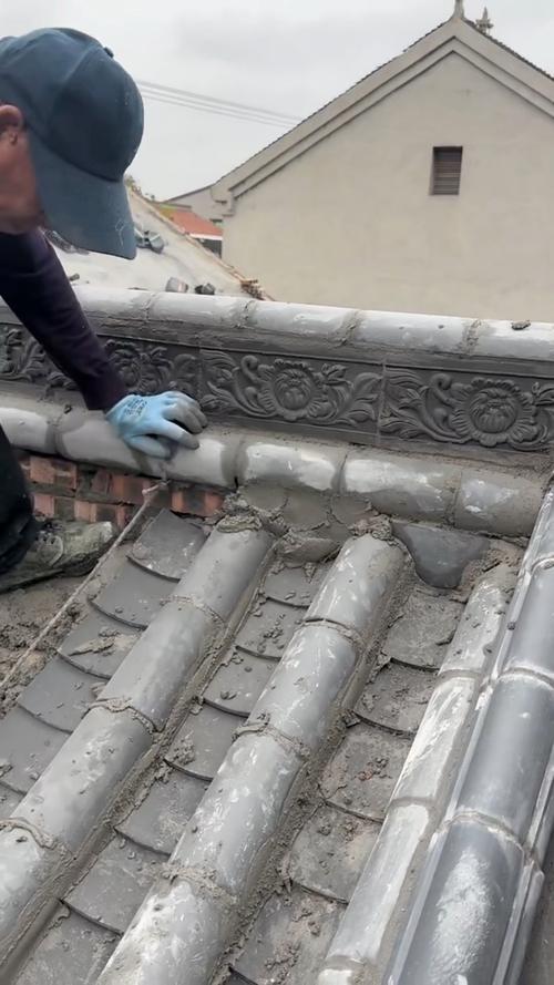 古建修缮现场碰落边角的青瓦当实拍图