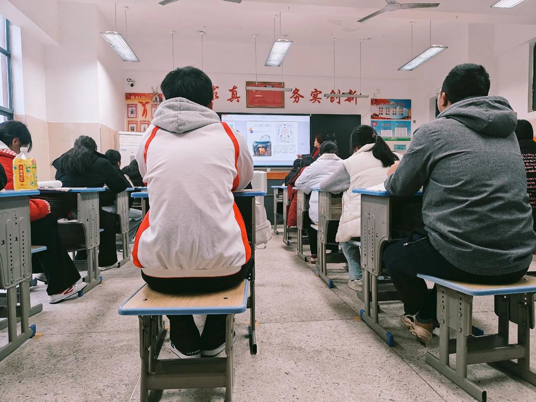 教室后排坐满听课教师的场景