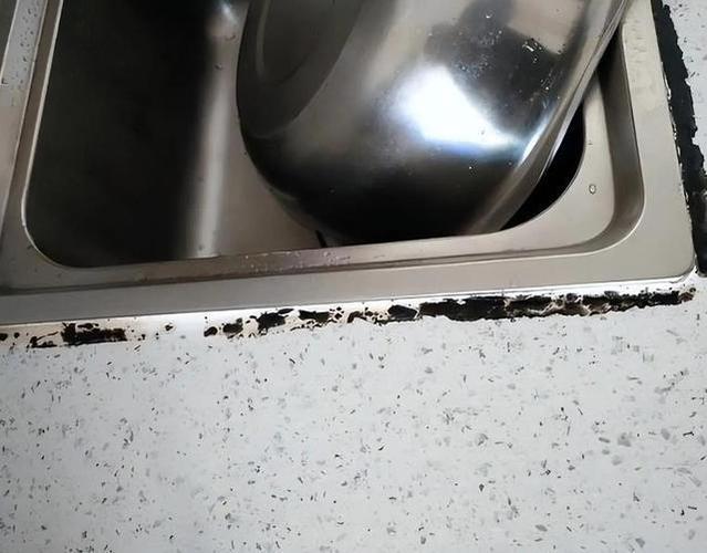 厨房水槽发霉玻璃胶与干净玻璃胶对比