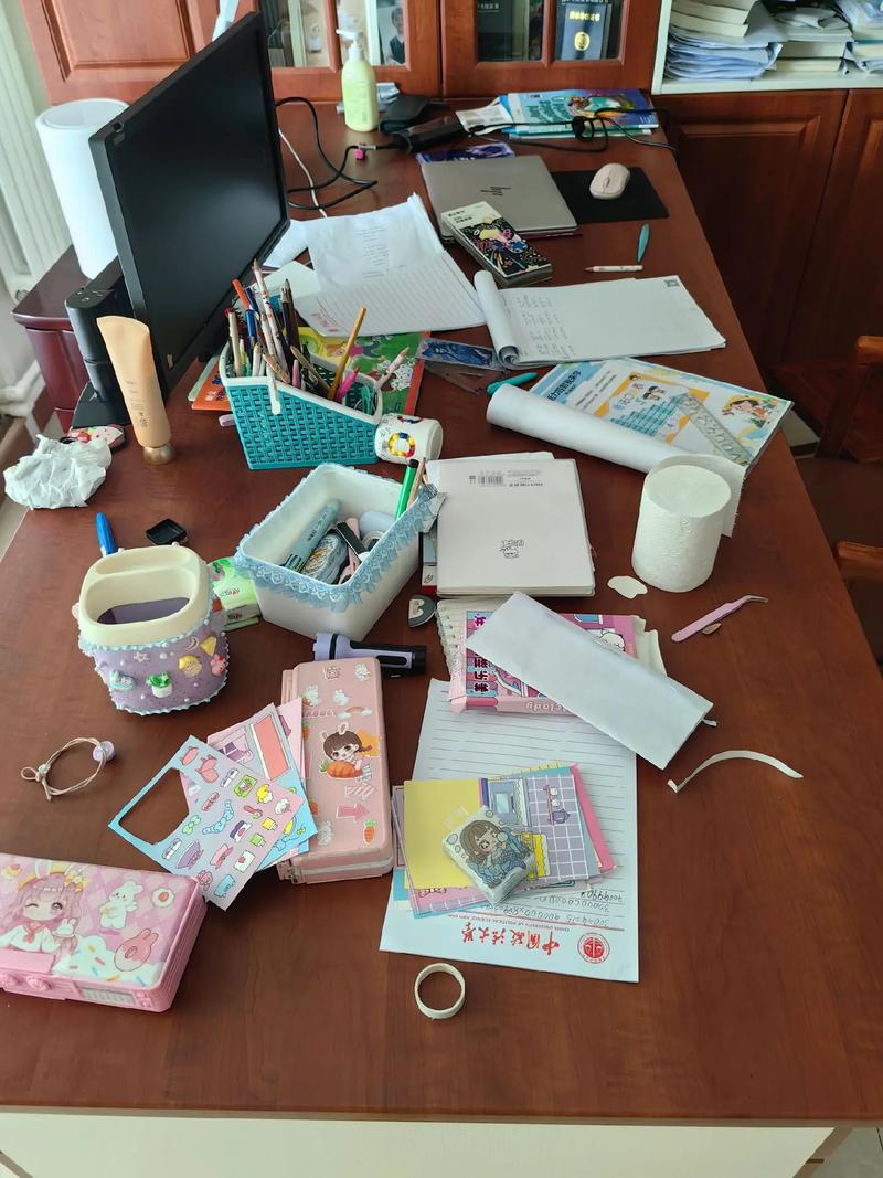 小学生杂乱书桌找文具费时场景