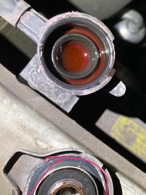 汽车散热器颈口防冻液水垢白印实拍