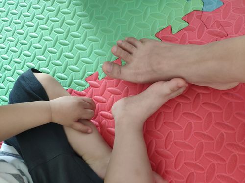 亲子家庭泡沫垫上算脚印面积实拍