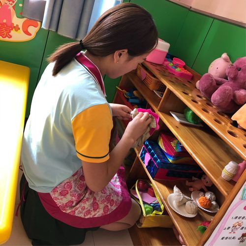 妈妈擦拭不同材质儿童玩具实景图