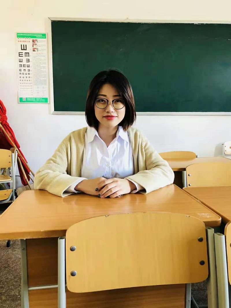 学校走廊转角年轻教师攥着皱巴巴购物卡的侧脸