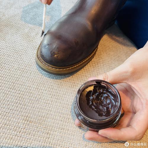 米粒量鞋油擦皮鞋上油实拍