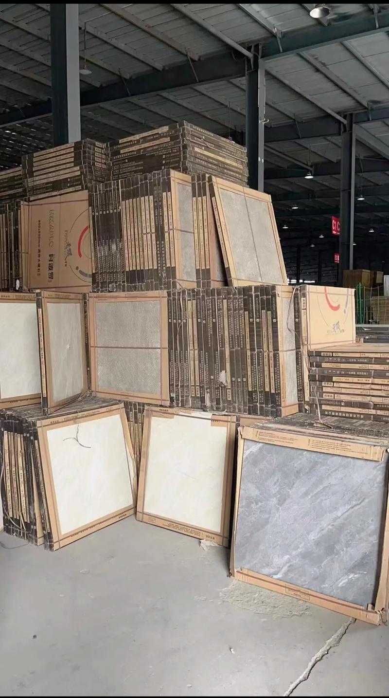 装修材料市场各种品牌瓷砖堆积