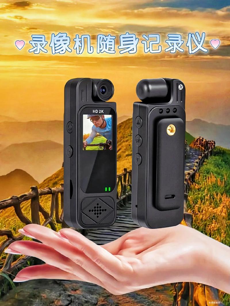 一个人手持便携录音设备靠近一扇半开的木门