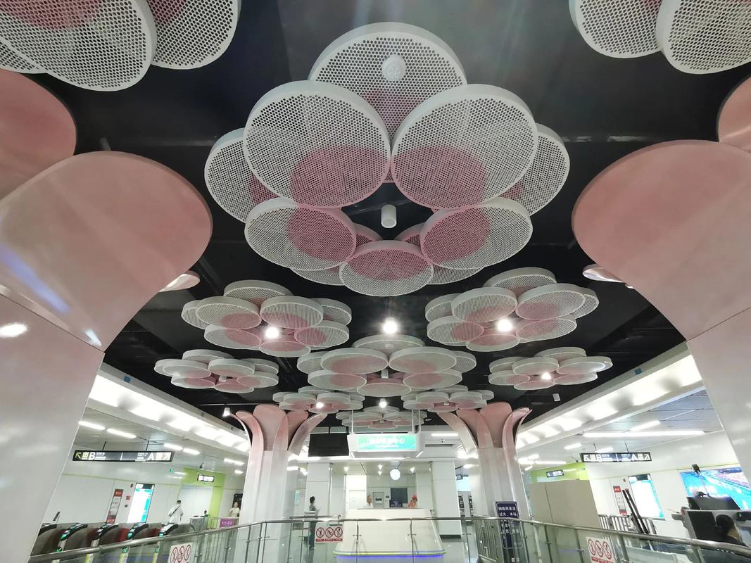 地铁站菱形天花板与地面反射