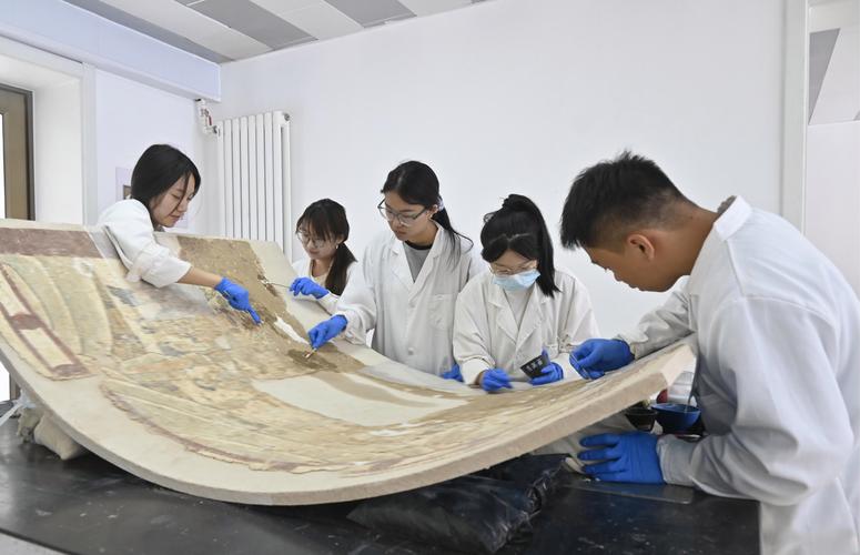 古文字学专业学生参与文物整理工作场景