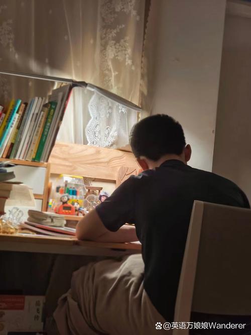 学生书桌前玩手机拖延学习的场景