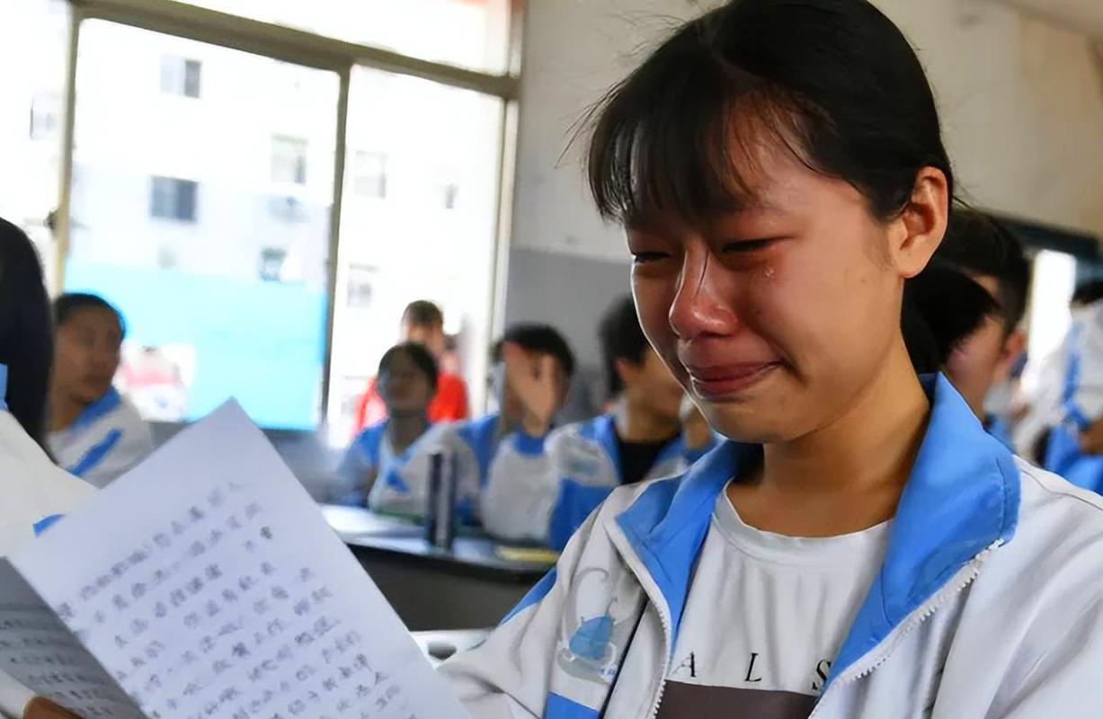 中学走廊转角穿校服的女生靠墙哭泣的纪实场景