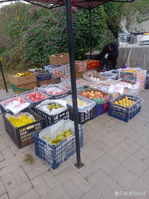 老小区楼下水果店门口摆的临时作业桌椅