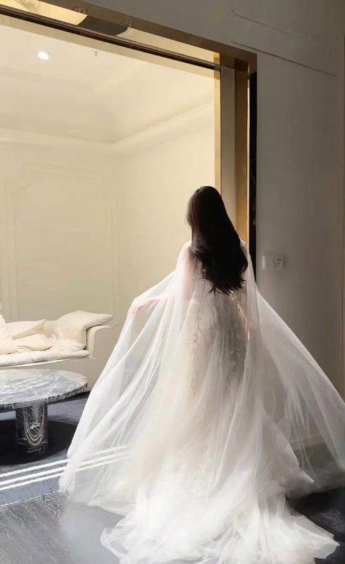 新娘试穿象牙白缎面贴身婚纱对镜自拍背影