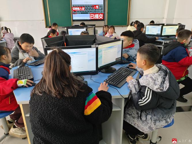 小学生上网搜索课题作业资料场景