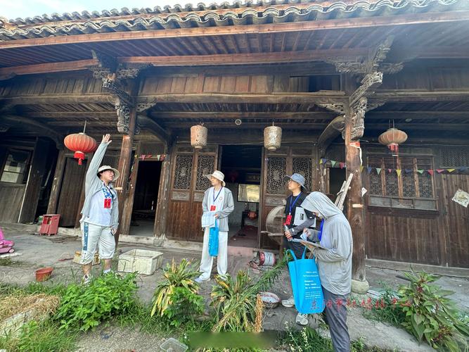 文保部门工作人员现场勘查不可移动文物