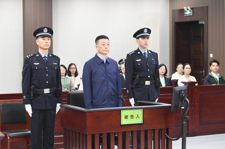 法庭庭审现场原告紧张发言