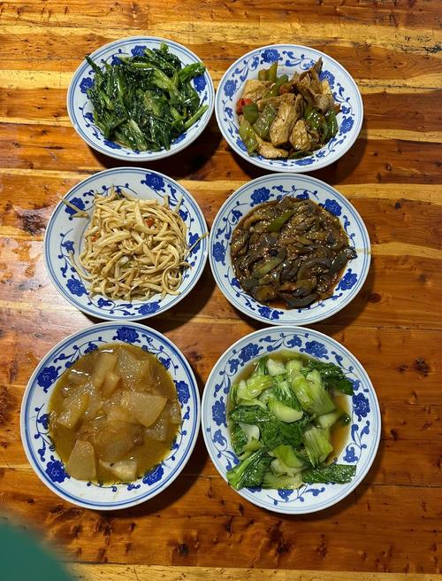 九华山祇园寺斋堂里摆着的粗瓷碗素斋饭