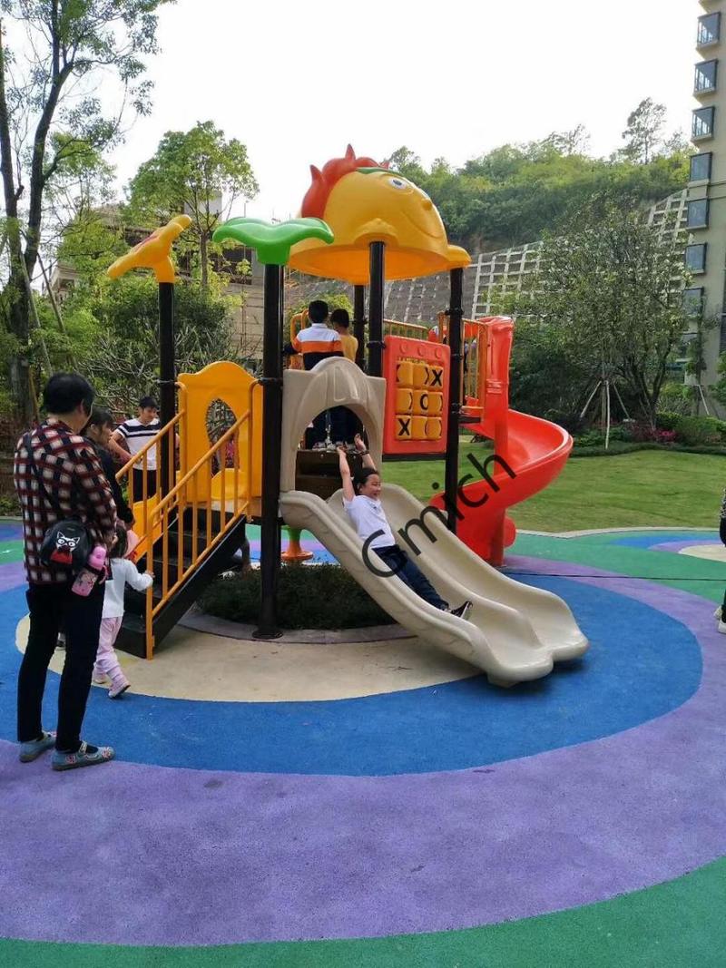 三岁宝宝小区滑滑梯独自待着交友困难场景