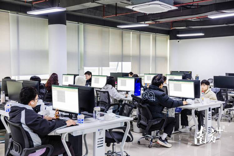 大厂开放式工位年轻人加班