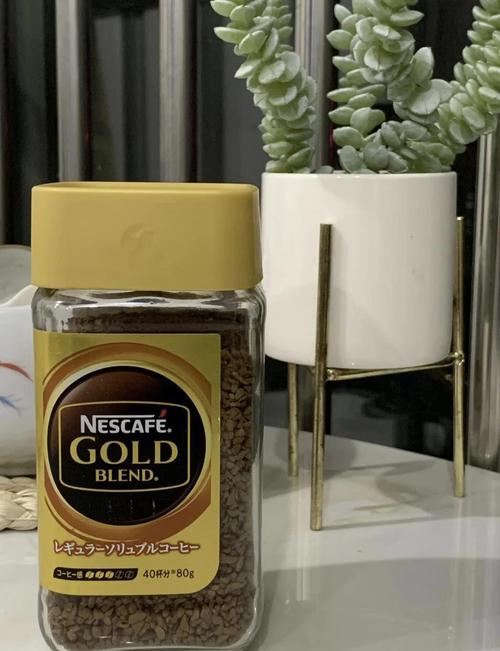 办公桌上被揉成团的失败稿件和一杯冷掉的黑咖啡