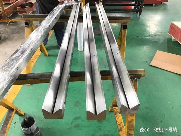 热变形导致精密导轨偏移的示意图
