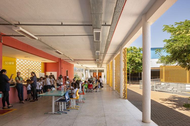 中学走廊拐角学生围站的实拍场景